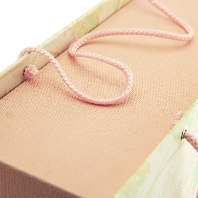 Custom Specialized Printed Coated Paper Magnetic Gift Box Bag With Handle
