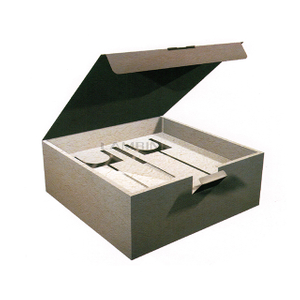 Glassware packaging box with a scaleboard